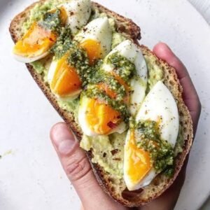 Tostada de aguacate con pesto